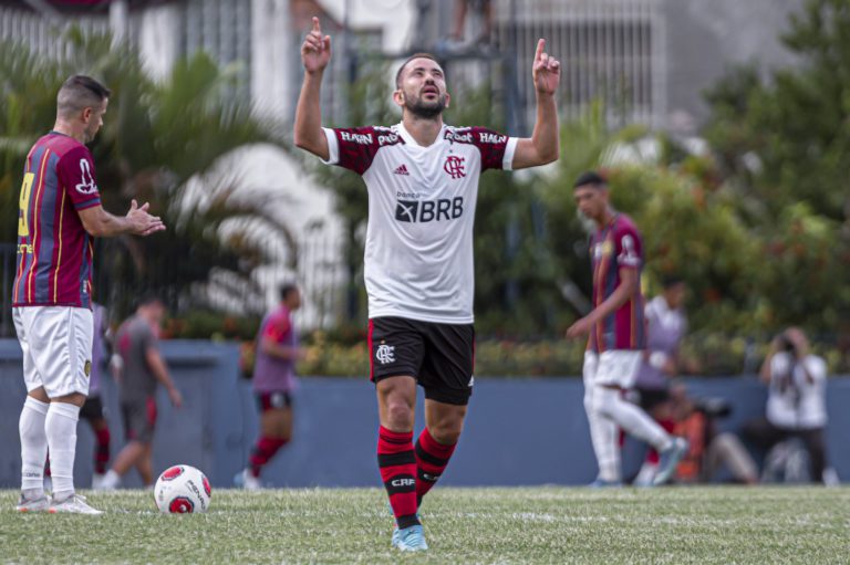 Éverton Ribeiro exalta vitória do Flamengo e fala sobre campo do Madureira