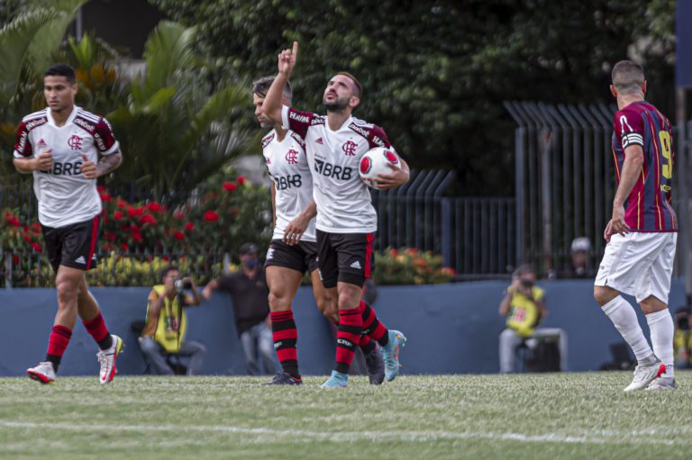 Flamengo sofre, mas vence Madureira de virada pelo Carioca