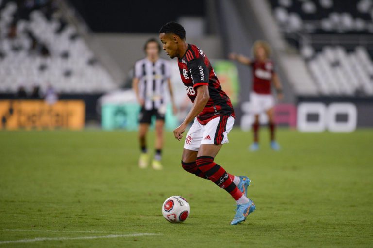 Paulo Sousa rasga elogios a Lázaro, joia do Flamengo