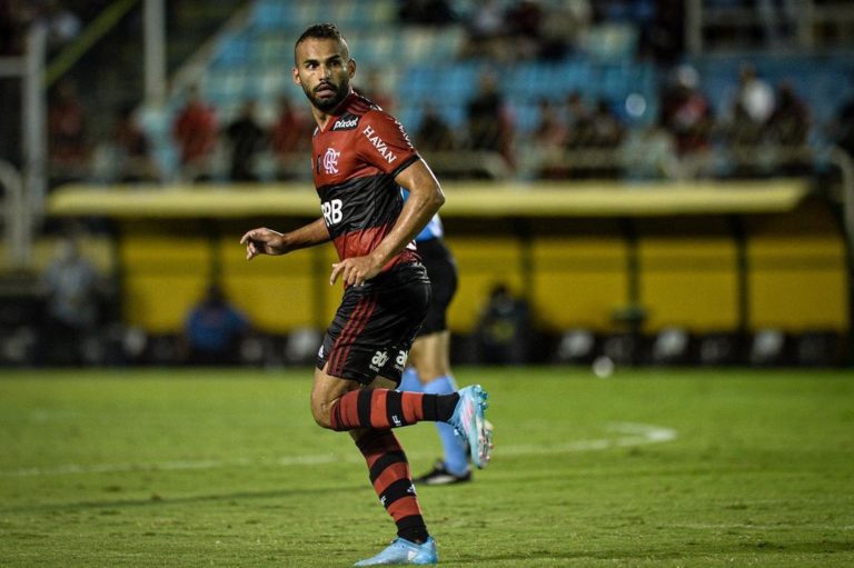 Thiago Maia sofre corte profundo em treino do Flamengo e passa por cirurgia