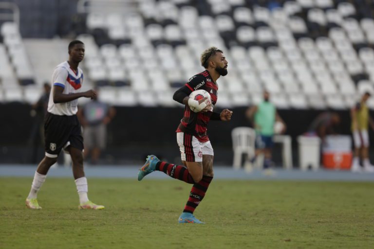 Vaiado, Gabigol brinca e cita ‘DR’ entre ele e a torcida do Flamengo
