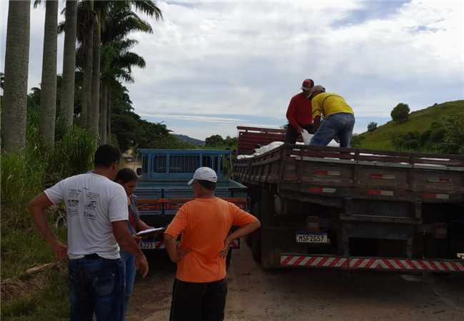 Produtores rurais de quatro localidades recebem ração para gado leiteiro