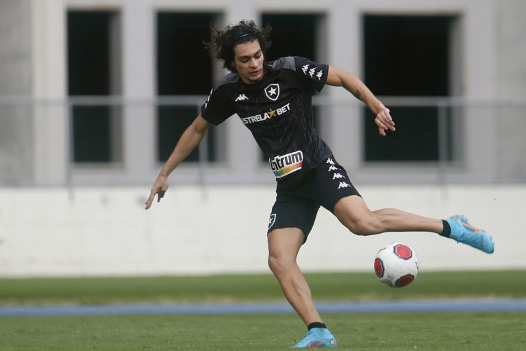 Joia do Botafogo, Matheus Nascimento projeta clássico frente ao Flamengo