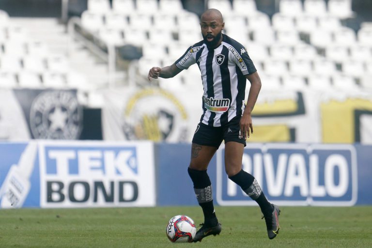 Perto de voltar aos gramados, Chay treina com o elenco do Botafogo