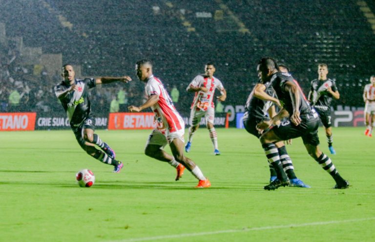 Sem grande atuação, Vasco se recupera e derrota o Bangu pelo Carioca