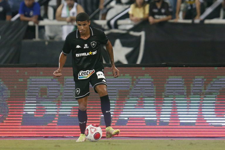 Vitinho e Tigrão farão cirurgias e desfalcam Botafogo