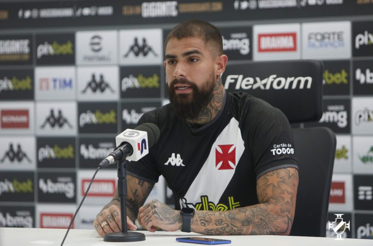Zagueiro Quintero é apresentado no Vasco