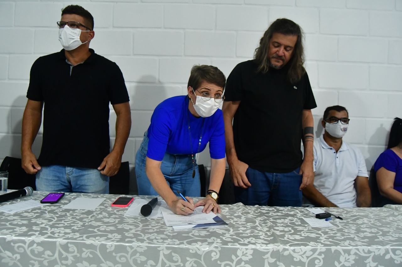 DANIEL SANTANA ENTREGA VEÍCULO NOVO PARA O CONSELHO TUTELAR, ASSINA ORDEM DE SERVIÇO PARA CONSTRUÇÃO DE CRAS E GARANTE CEIM PARA O PORTO COM RECURSOS DO MUNICÍPIO