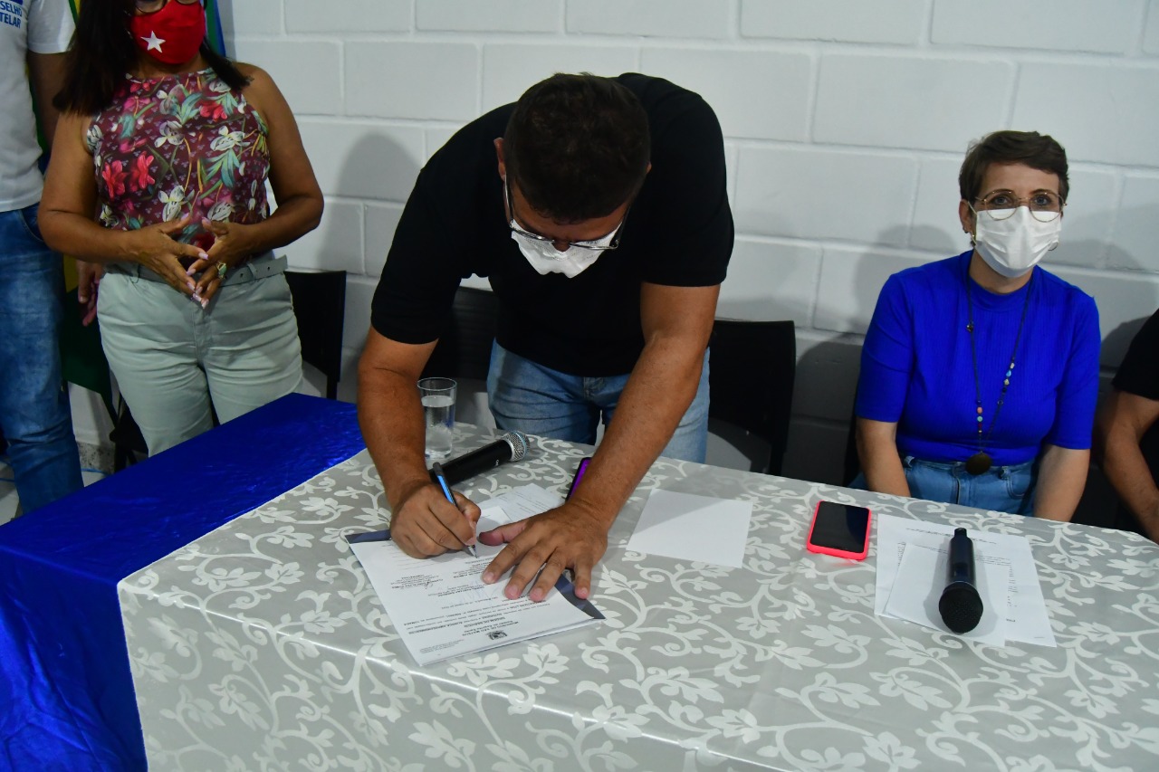 DANIEL SANTANA ENTREGA VEÍCULO NOVO PARA O CONSELHO TUTELAR, ASSINA ORDEM DE SERVIÇO PARA CONSTRUÇÃO DE CRAS E GARANTE CEIM PARA O PORTO COM RECURSOS DO MUNICÍPIO