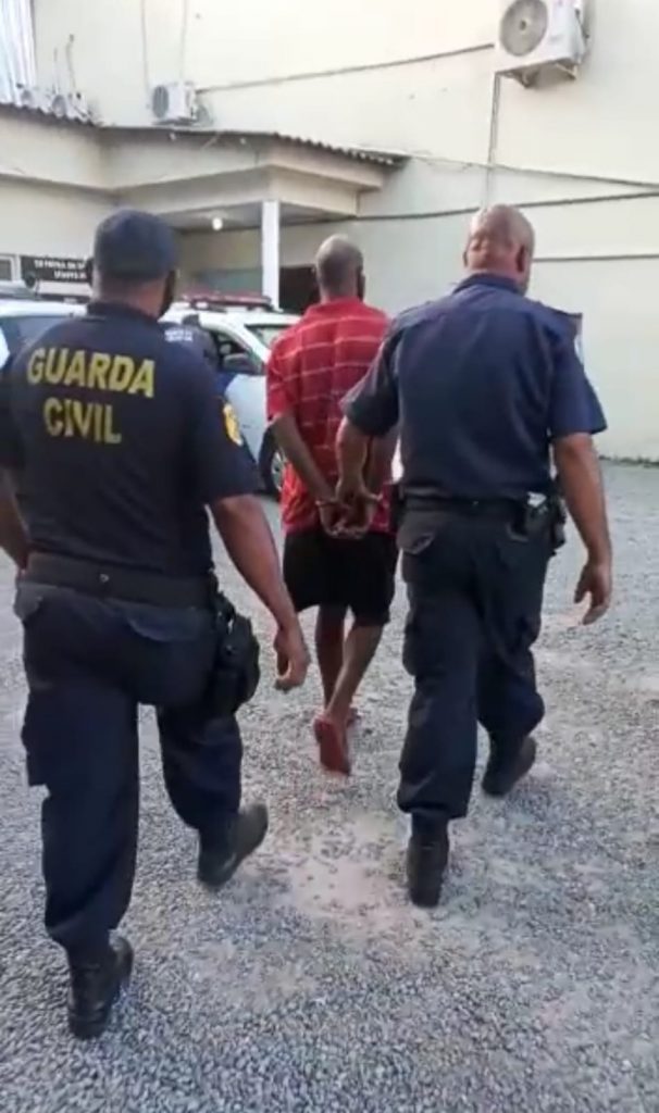 Agentes da GCM detêm homem com mandado de prisão em aberto por crime de roubo