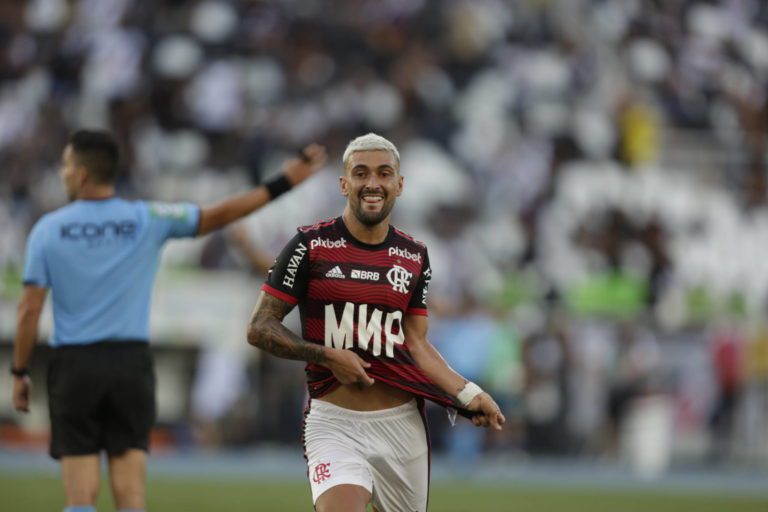 Arrascaeta marca no fim, Flamengo vence o Vasco e garante vantagem na semifinal