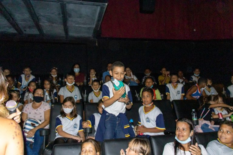 Cerca de 300 alunos de Piúma vão ao cinema aprender sobre preservação da água