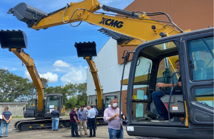 EM EVENTO DA SEAG, DANIEL SANTANA RECEBE ESCAVADEIRA HIDRÁULICA PARA DESENVOLVIMENTO DA AGRICULTURA FAMILIAR EM SÃO MATEUS