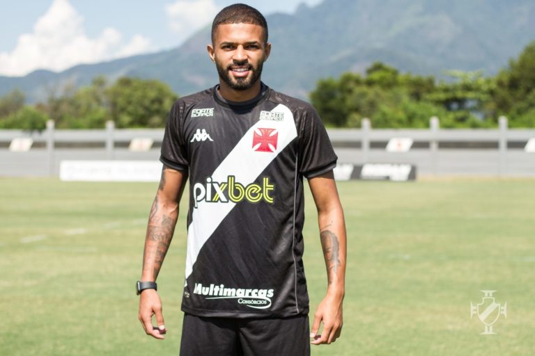 Emprestado pelo Corinthians, Vitinho deve estrear no Vasco contra o Resende