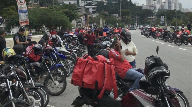 Entregadores de iFood paralisam serviços em protesto contra taxa paga pela empresa