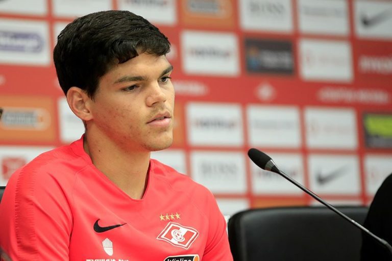 Ayrton Lucas chega ao Rio de Janeiro para assinar com o Flamengo