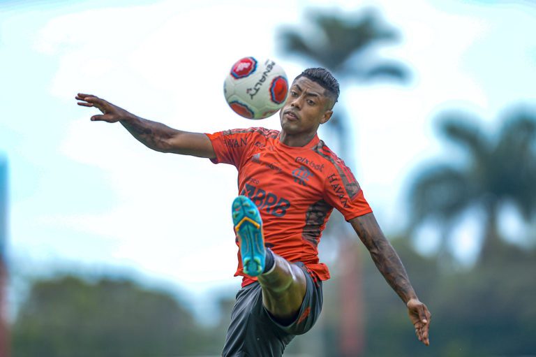Bruno Henrique treina normalmente e pode ser reforço para as partidas da final do Carioca