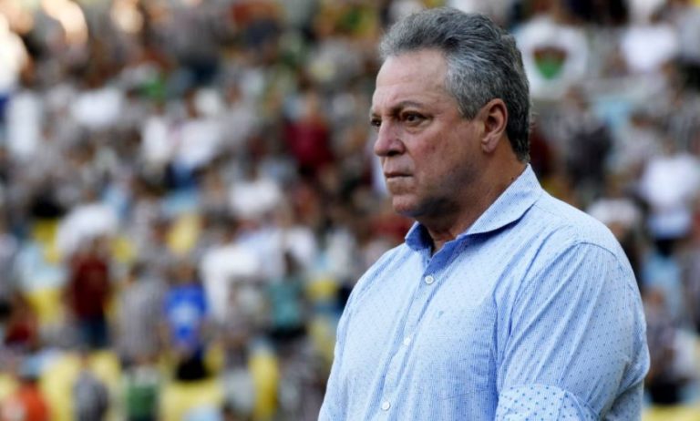 Dirigente do Flamengo é condenado a pagar indenização a Abel Braga
