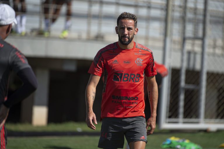 Isla conversa com Paulo Sousa e volta a ser opção no Flamengo
