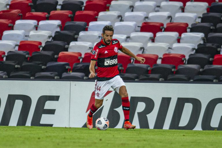 Isla é multado pelo Flamengo e vetado do clássico contra o Vasco pelo Carioca