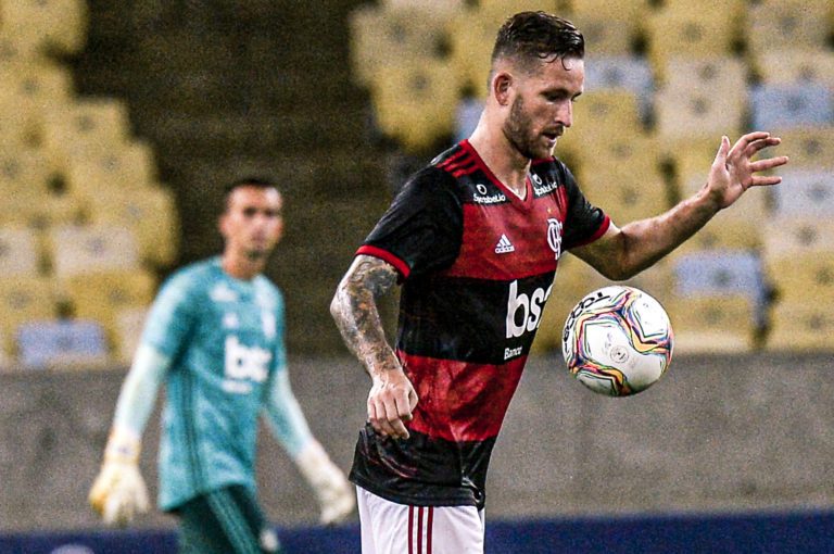 Léo Pereira recebe terceiro cartão amarelo e desfalca o Flamengo diante do Vasco