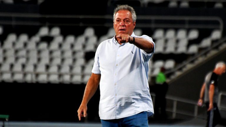 Abel Braga fala sobre incidente em aeroporto no desembarque do Fluminense