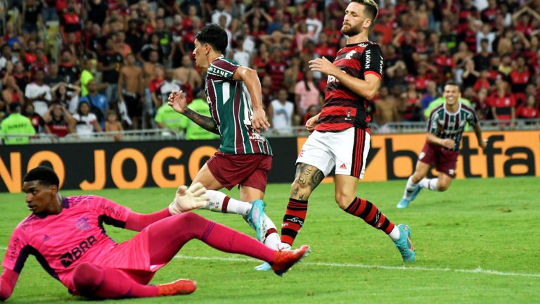 Cano marca dois, Fluminense bate o Flamengo e abre vantagem na final do Carioca