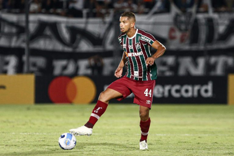 David Braz se revolta com gol anulado do Fluminense