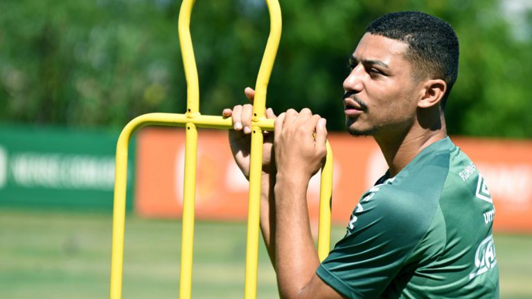 Volante do Fluminense, André prega foco na semifinal do Carioca
