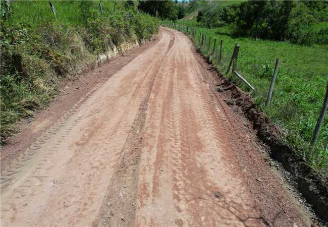 Melhorias em estradas beneficiam seis localidades rurais de Itapemirim