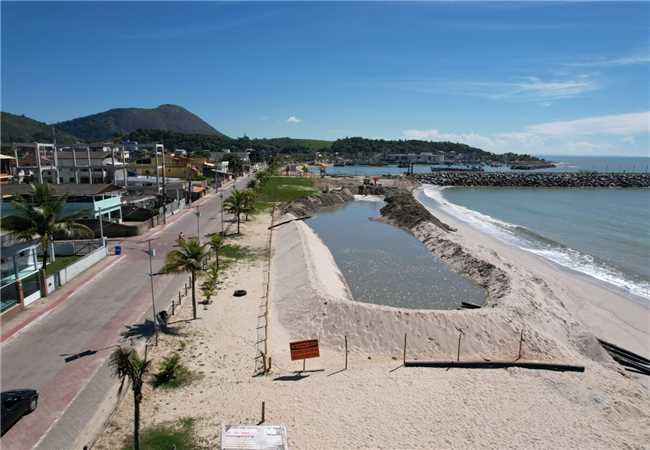 Prefeitura dá apoio nas obras de ampliação na faixa de areia na orla de Itapemirim