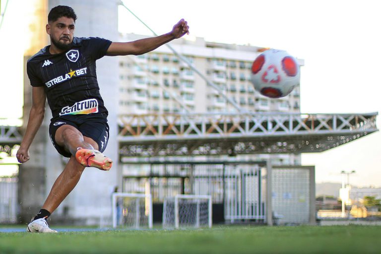 Lateral do Botafogo, Daniel Borges não escolhe adversário na semi do Carioca