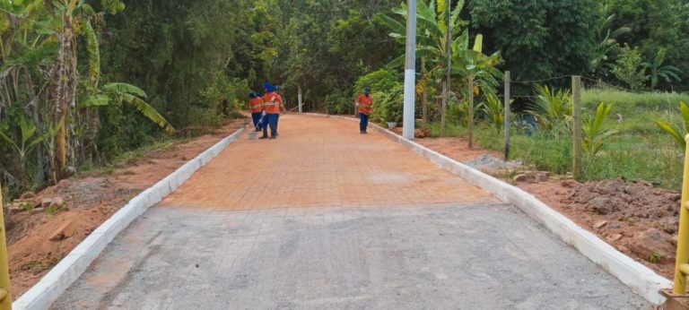 Prefeitura realiza serviços de recuperação de pavimento na sede e interior de Linhares
