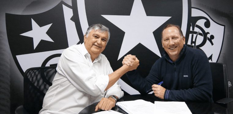 Presidente do Botafogo e John Textor assinam contrato para transferência do controle da SAF