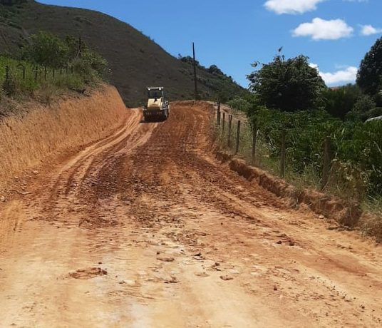 Reabertura e cascalhamento de estrada no Denzol