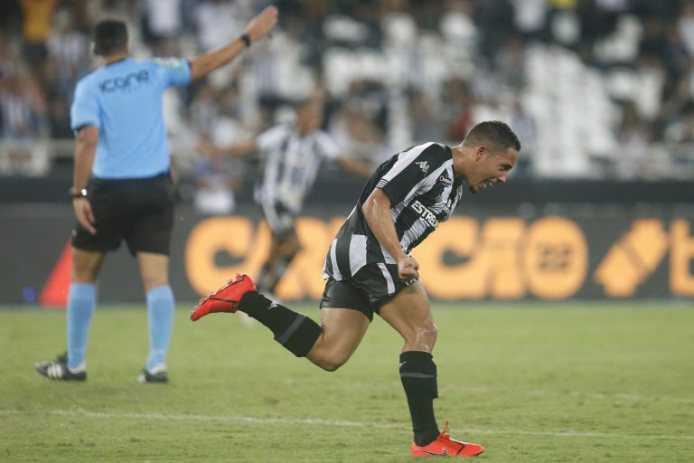 Rikelmi comemora primeiro gol como profissional pelo Botafogo