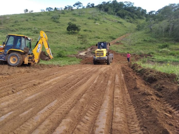 Secretaria de Agricultura recupera estradas e realiza serviços de bueiros no interior de Nova Venécia
