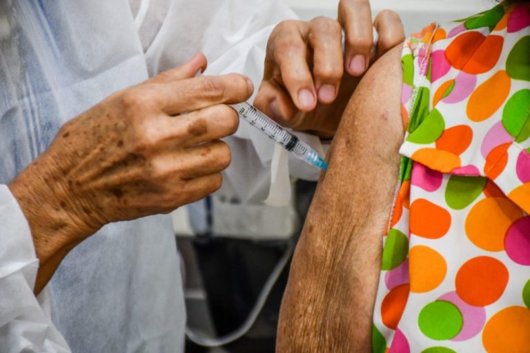 Secretaria de Saúde faz mutirão para vacinar 4ª dose Covid e Influenza em idosos e todas as doses para demais pessoas