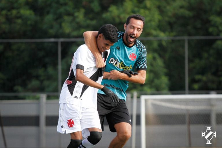 Sucesso nas redes sociais, Luva de Pedreiro conhece São Januário e jogadores do Vasco