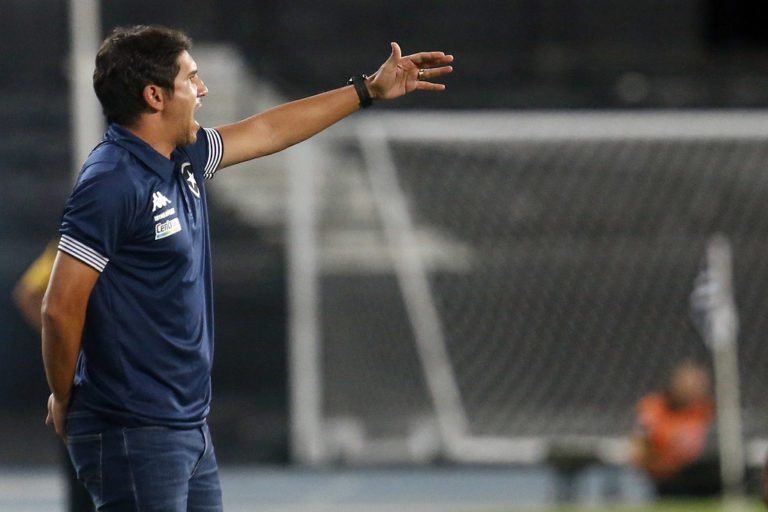 Técnico interino do Botafogo, Lúcio Flávio valoriza força da base do time