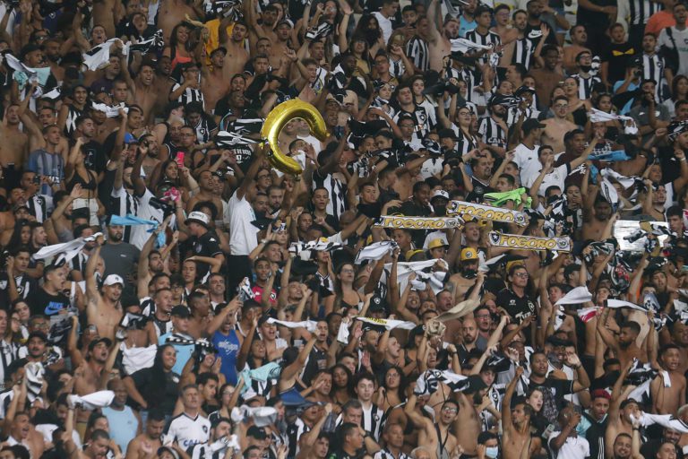 Torcida do Botafogo critica arbitragem; Juiz “carrega” na súmula