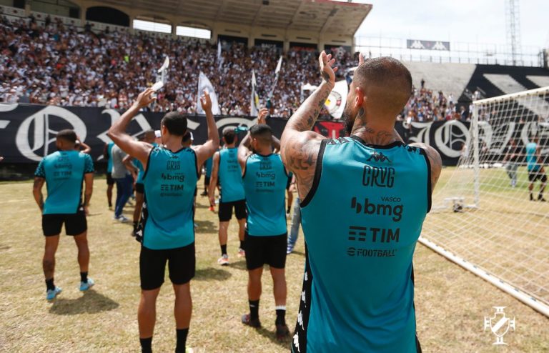 Torcida do Vasco enche São Januário e apoia o time às vésperas da semifinal