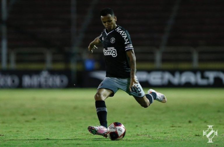 Vasco acerta a renovação de contrato do lateral Riquelme