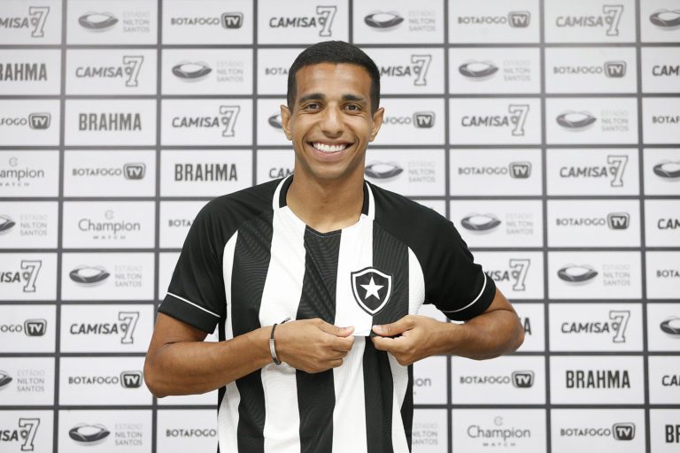 Victor Sá é apresentado no Botafogo e exalta projeto do clube