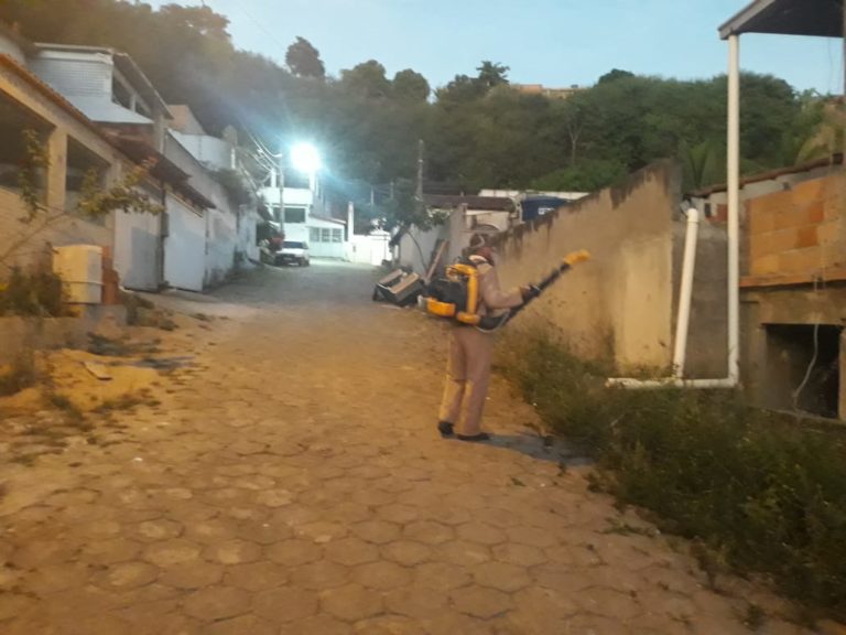 Agentes de combate a endemias fazem  bloqueio de caso suspeito de dengue no bairro Ipiranga, na saída para Colatina