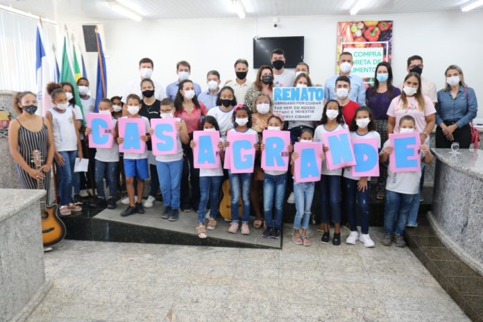 Alunos da EMEFTI Bairro Altoé homenageiam Governador do Estado em cerimônia