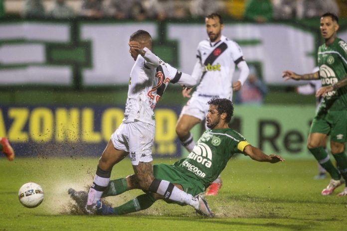 Após empate do Vasco, Nenê critica gramado: “Não teve como fazer nosso jogo”