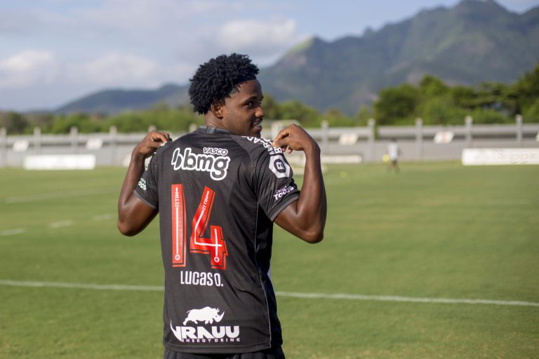 Após se destacar no Bangu, atacante Lucas Oliveira é apresentado pelo Vasco