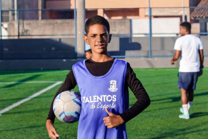 Atleta da escolinha de futebol da Prefeitura no Canivete é convocado para fazer teste no Avaí (SC)