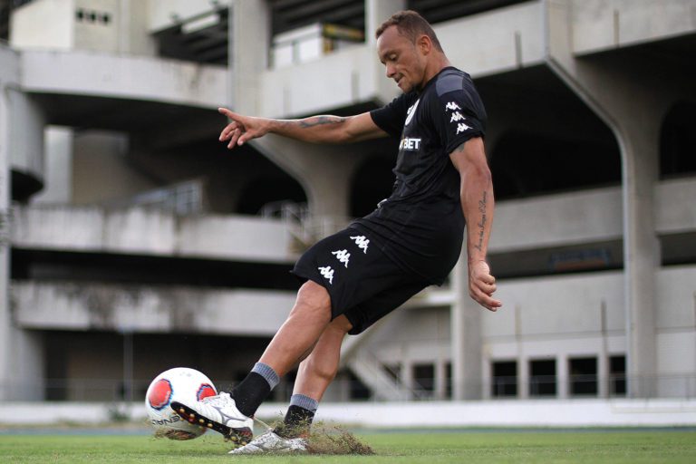 Botafogo renova contrato com o lateral Carlinhos